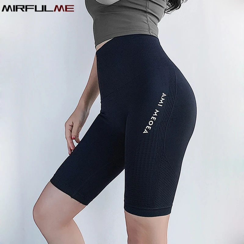 Купи Seamless Crop Yoga Pant Women Knee Length Sport Leggings Running Fitness Capris Embossed Gym Workout Leggings High Elastic Tight за 561 рублей в магазине AliExpress