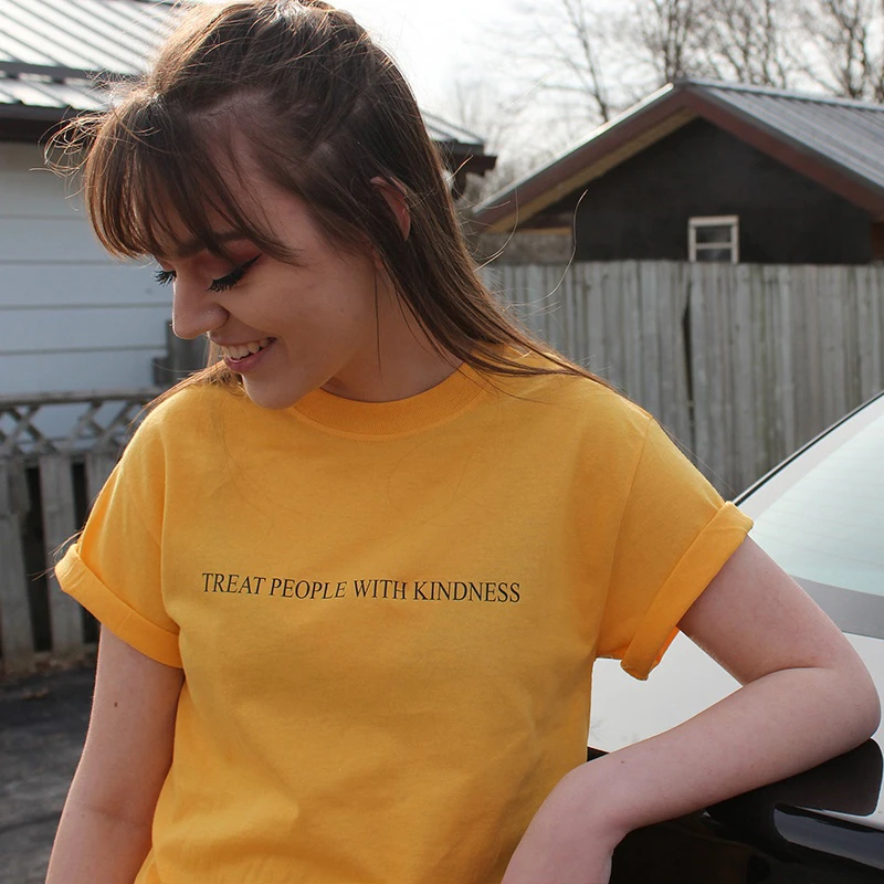 Женская футболка с надписью Treat People with Kindness повседневная желтая буквенным