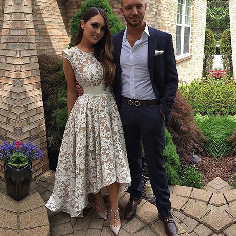 Женское вечернее платье атласное кружевное цвета шампанского с глубоким вырезом