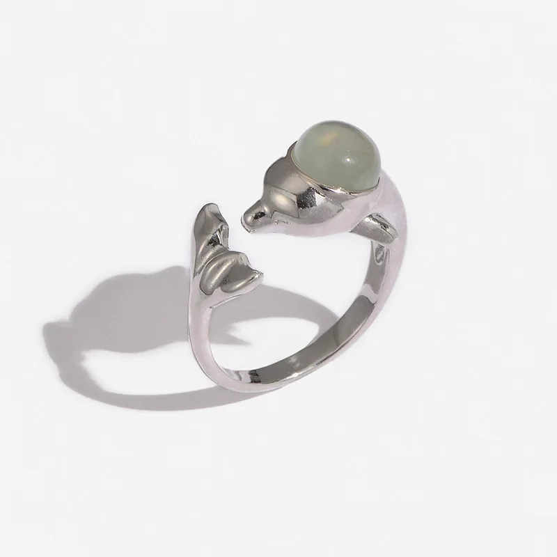 Кольцо женское из серебра 925 пробы с имитацией рыбки-пухе и натуральным камнем |