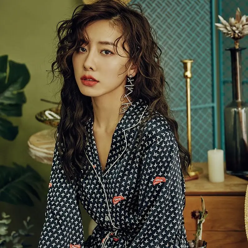 Женская ночная рубашка с рисунком звездного неба и красных губ шелковая Домашняя