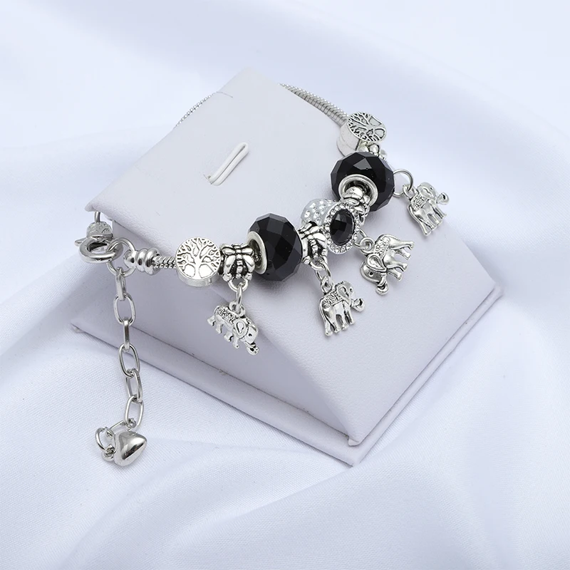 Посеребренный самодельный браслет с кнопками и подвеской в виде слона