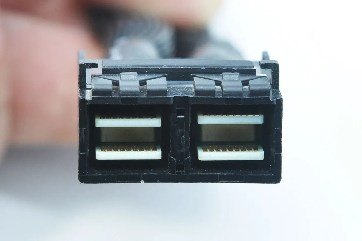 Подходит для двухрядных мини-SAS HD SFF-8643 TO MINI SAS Двойная параллельная штабелировка