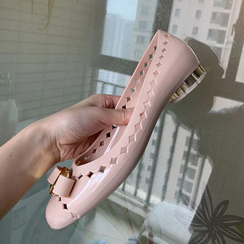 Розовый Women Dress Shoes Peach Peacock Flats Metal Drop Shipping Hollow Out Slip On Jelly Round Toe Bow Breathable Cute Patent Leather - Цвет: Розовый