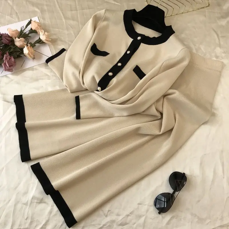 Женский трикотажный спортивный костюм комплект из двух предметов однобортный