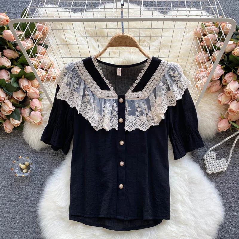 

Блузка женская кружевная однобортная на пуговицах с коротким рукавом и воротником «Питер Пэн»