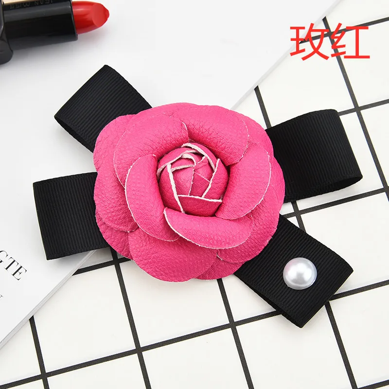 Rose red Корейская мода милый романтический кожаный цветок камелии лук брошь ювелирные изделия роскошный Нагрудный значок на булавке сумка с бантом женские аксессуары - Окраска металла: Rose red