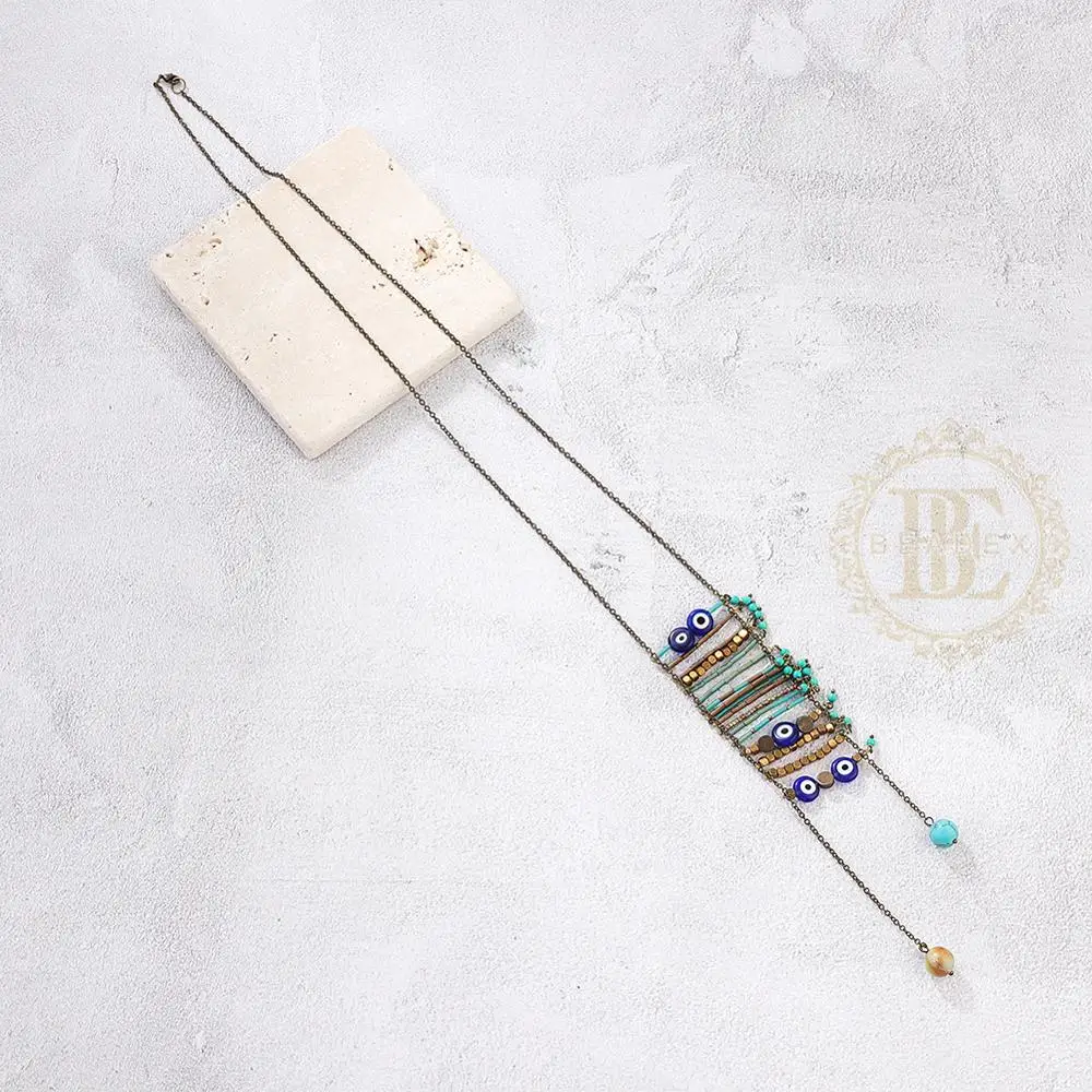 Одно модное ювелирное изделие полудрагоценный синтетический камень и стекло