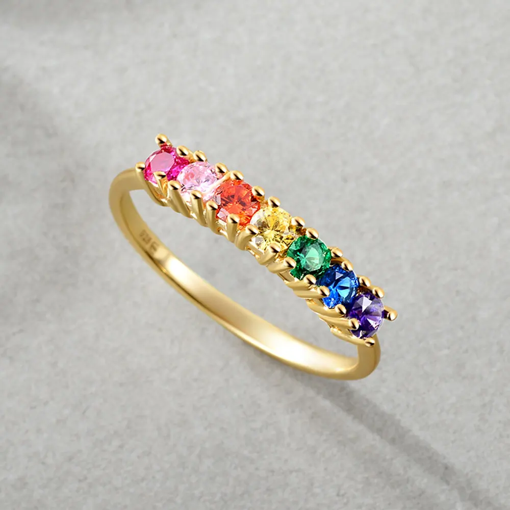 Женское кольцо из серебра 925 пробы с фианитом