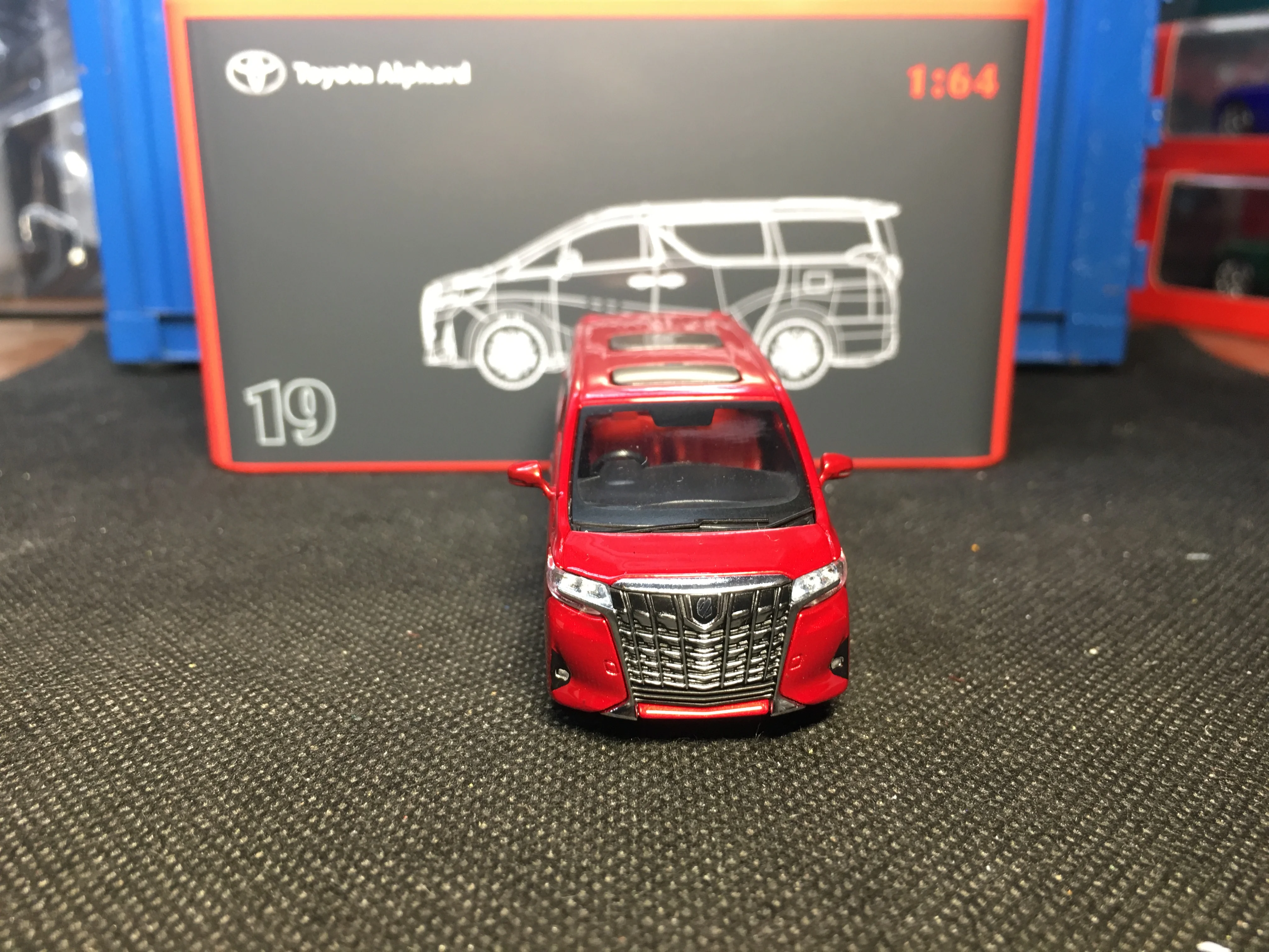 

Коллекция лимитированных моделей автомобилей GCD 1/64 Toyota Alphard
