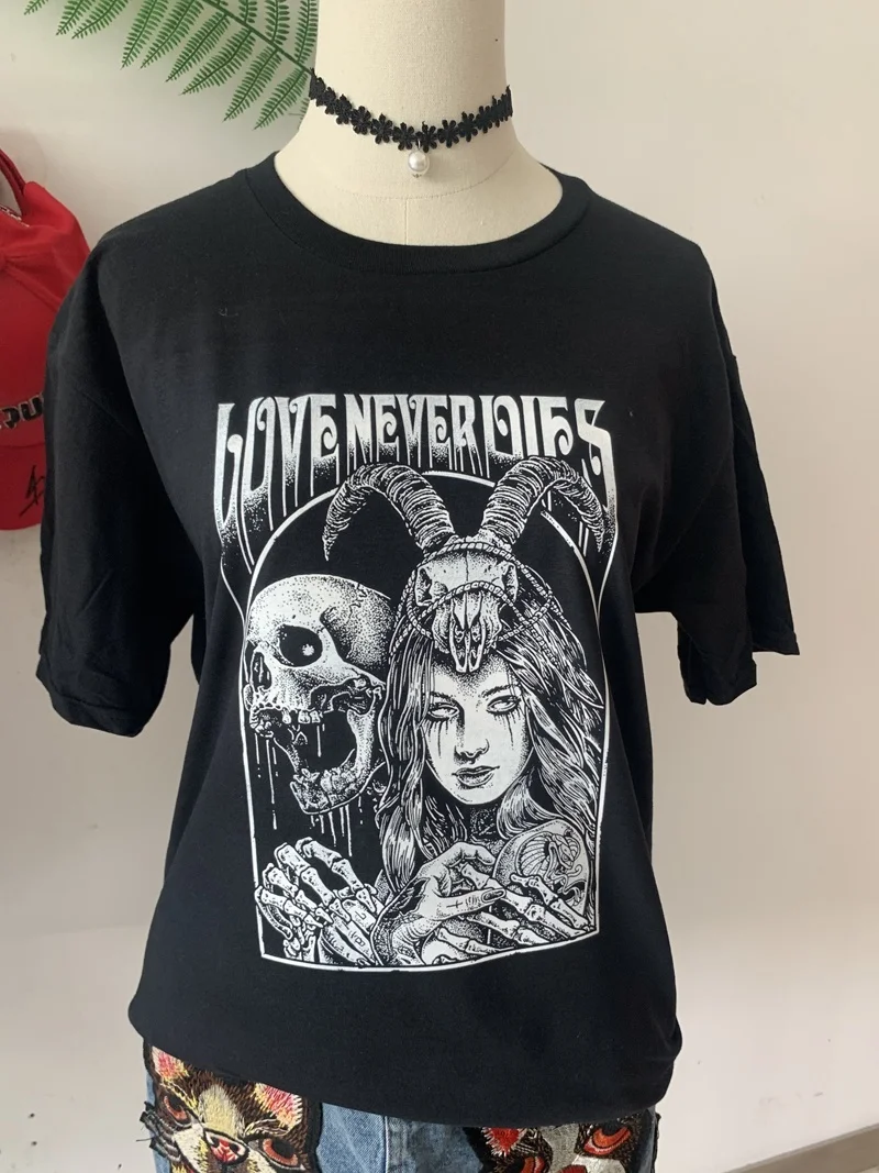 

Женская Черная футболка с коротким рукавом и принтом черепа