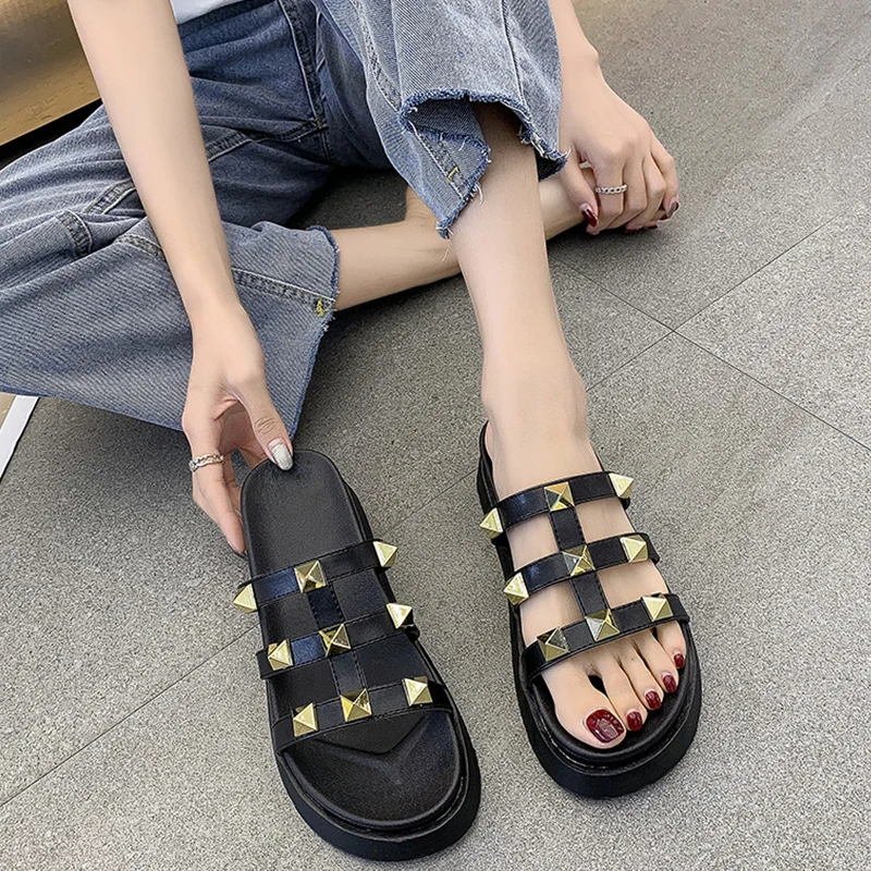 

Rivet Shoes Ladies' Slippers Low Platform Luxury Slides Slipers Women Flat Summer Designer 2021 Rubber PU Metal Decoration