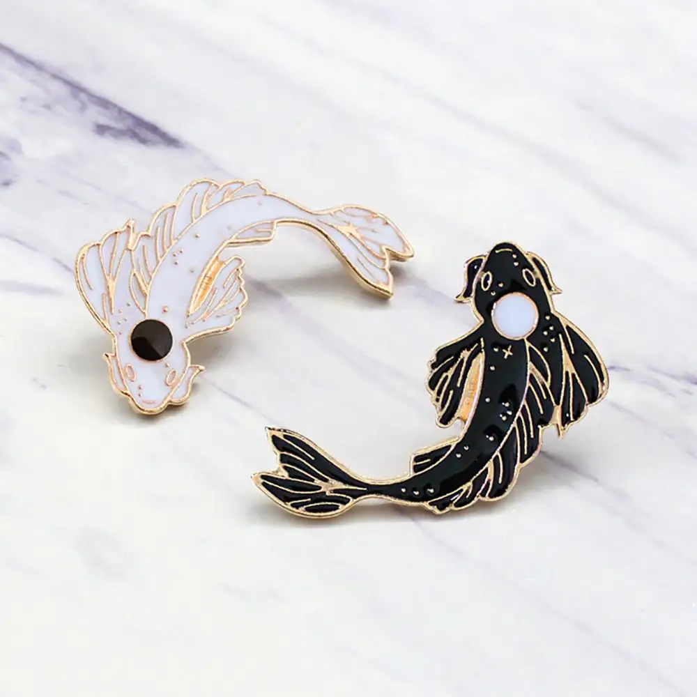 Изысканный белый/черный кои брошь милый Золотая рыбка эмаль булавки с джинсовым