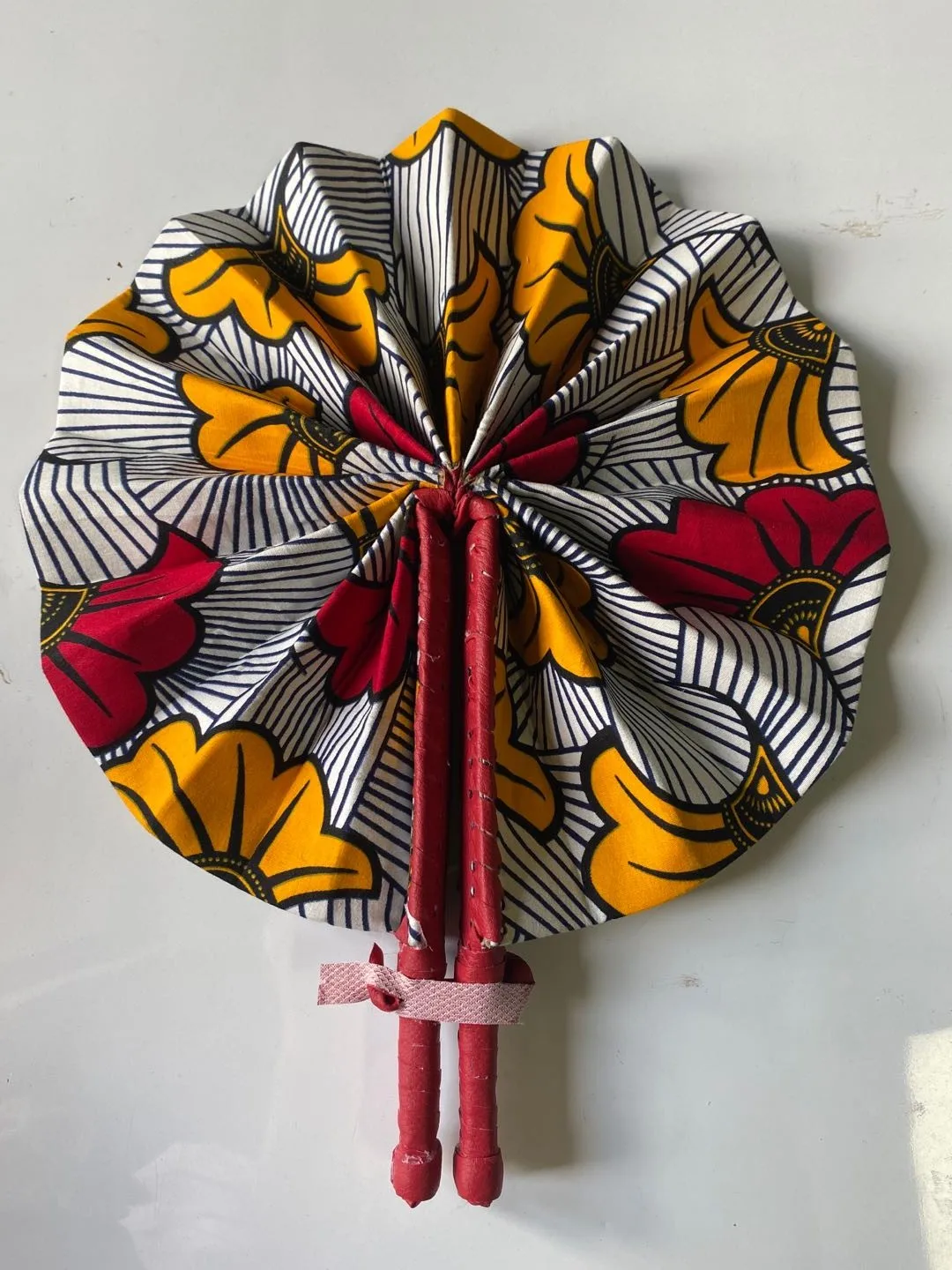 Африканский восковой принт ткани с кожаным складным веером узор Искусство