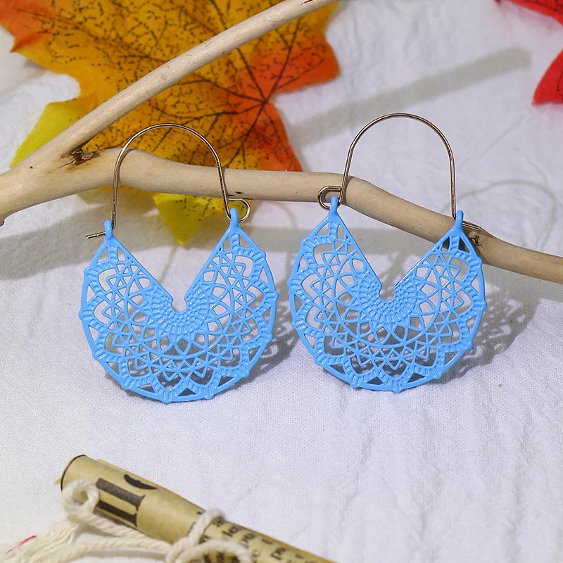 

Fashion Geometric V-shaped Hollow Flower Drop Earrings for Women Vintage Colorful All Match Earrings Boho Jewelry Girls Gift