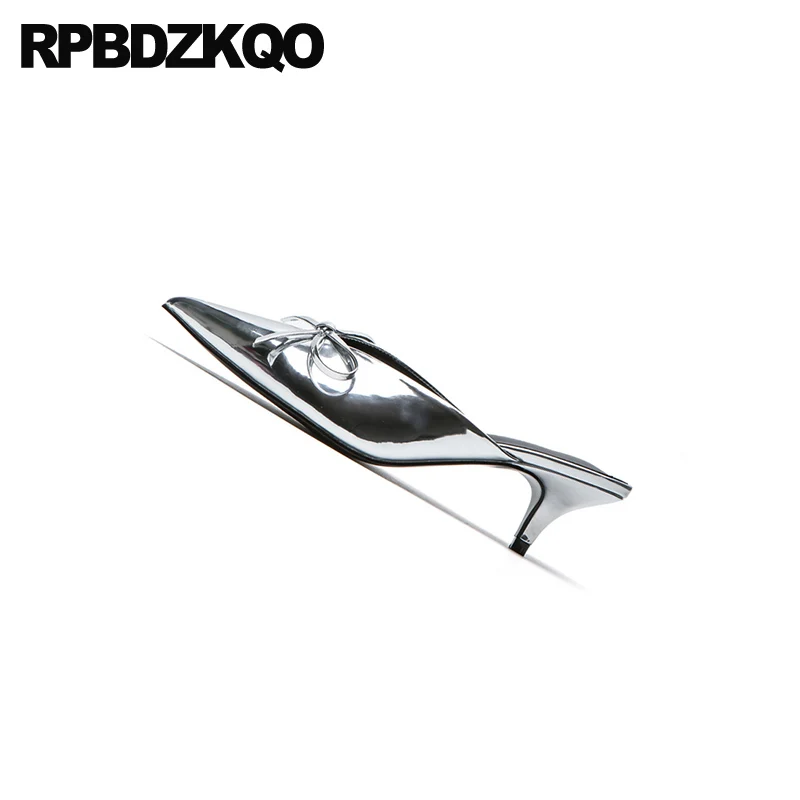 Женские туфли лодочки с металлическим бантом и острым носком мюли серебристые