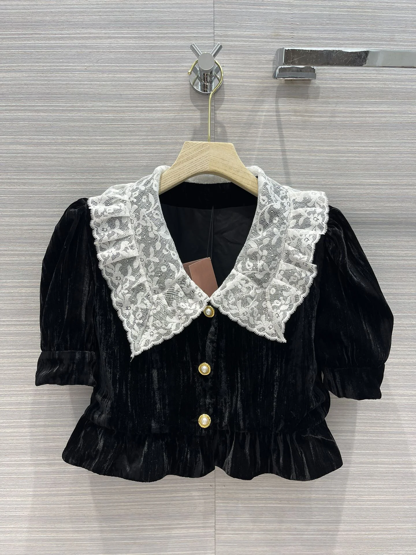 

High-end Brand Black Velvet Shirts for Women Autumn 2021 New Good Quality 3D Cut Lace V-neck Puff Sleeve Short Slim Shirts Lady