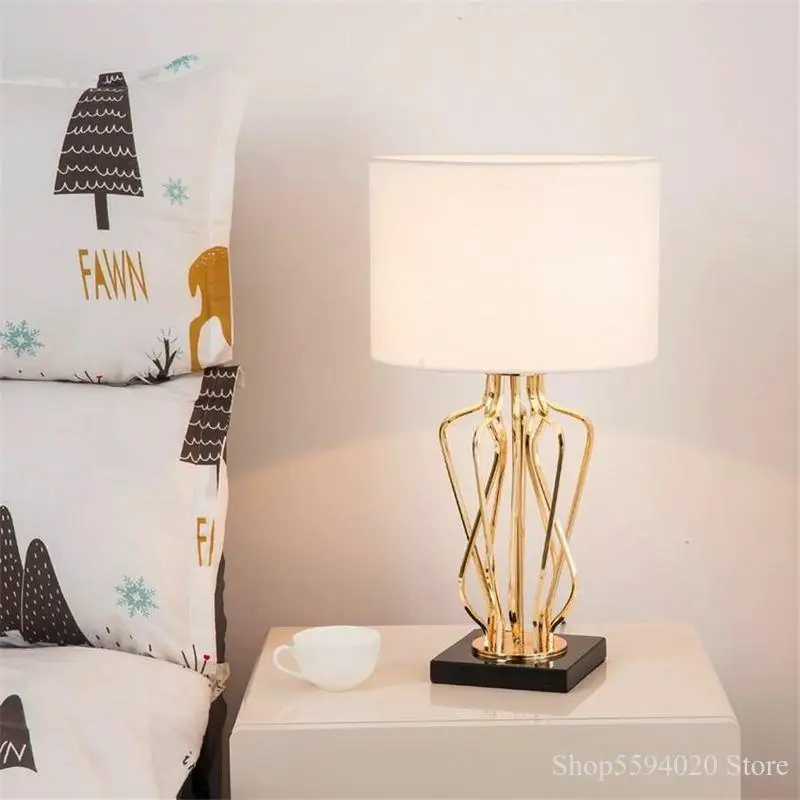 Простая Современная настольная лампа в стиле постмодерн для гостиной