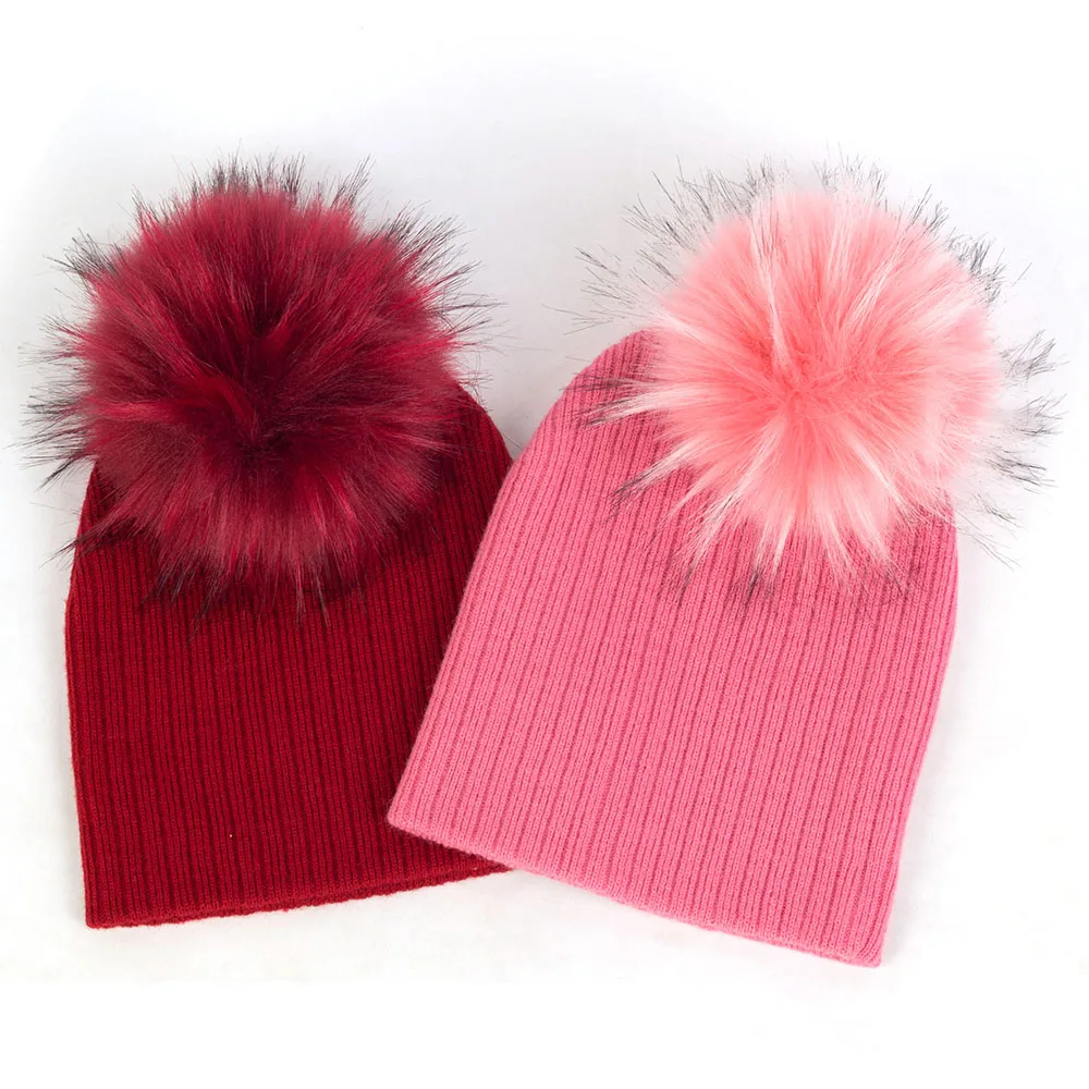 Шапка-бини однотонная в рубчик с помпоном из искусственного меха | Детская одежда