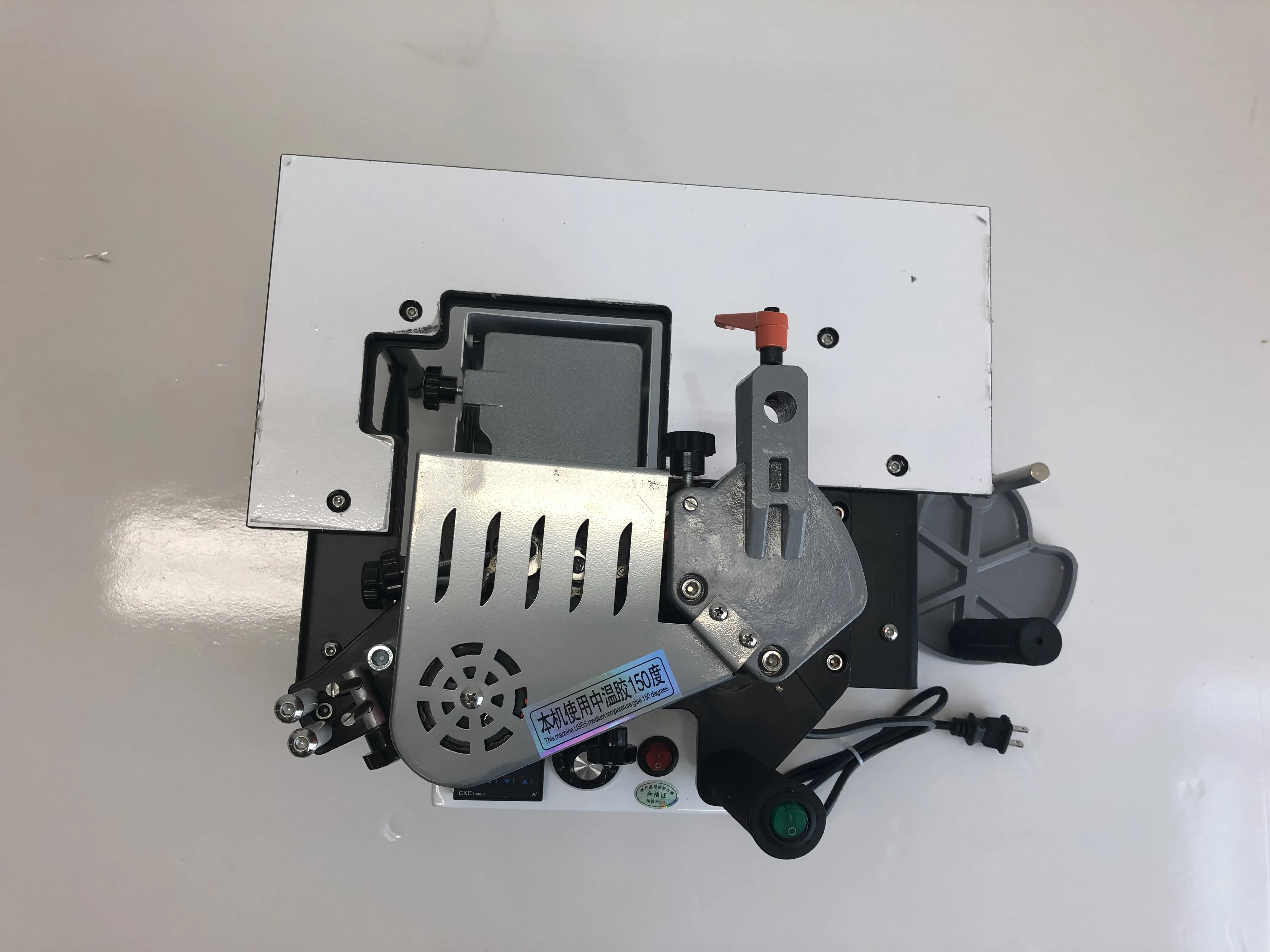 Портативное деревообрабатывающее оборудование Кромкооблицовочный станок