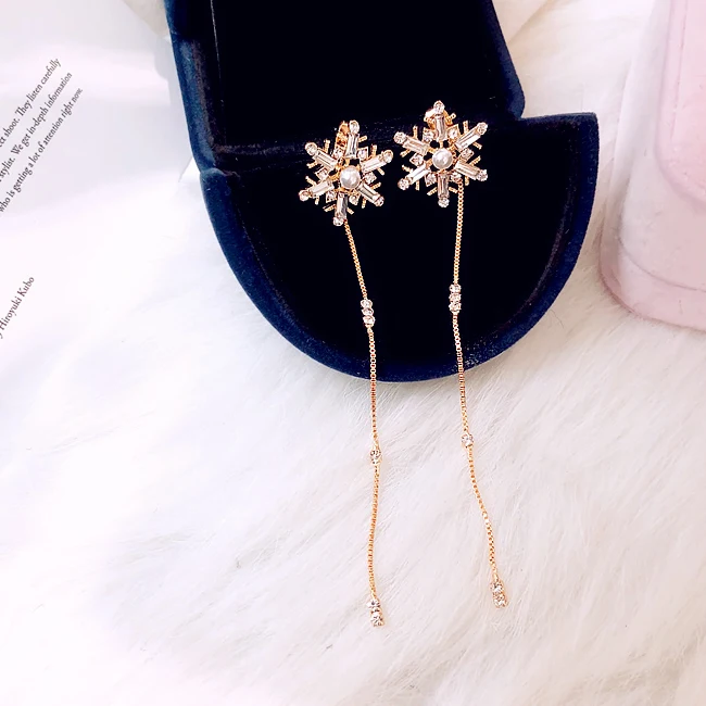 Женские длинные серьги со снежинками украшенные кристаллами вечерние с