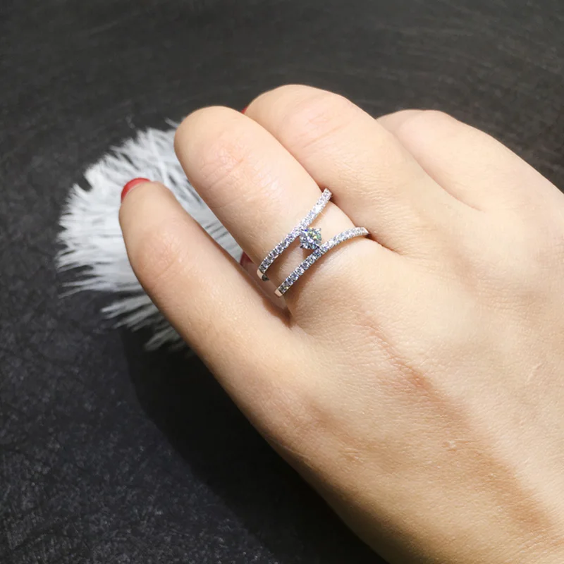 Роскошное обручальное кольцо из 18 каратного золота с муассанитом и бриллиантом D