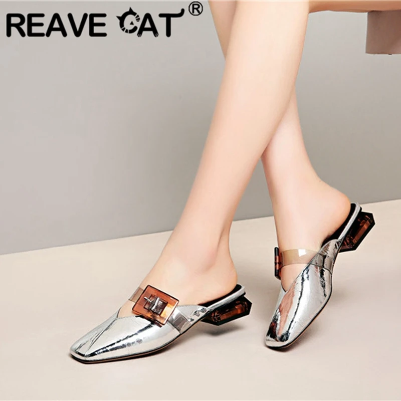 Женские мюли REAVE CAT привлекательные туфли-лодочки с большой пряжкой маленький