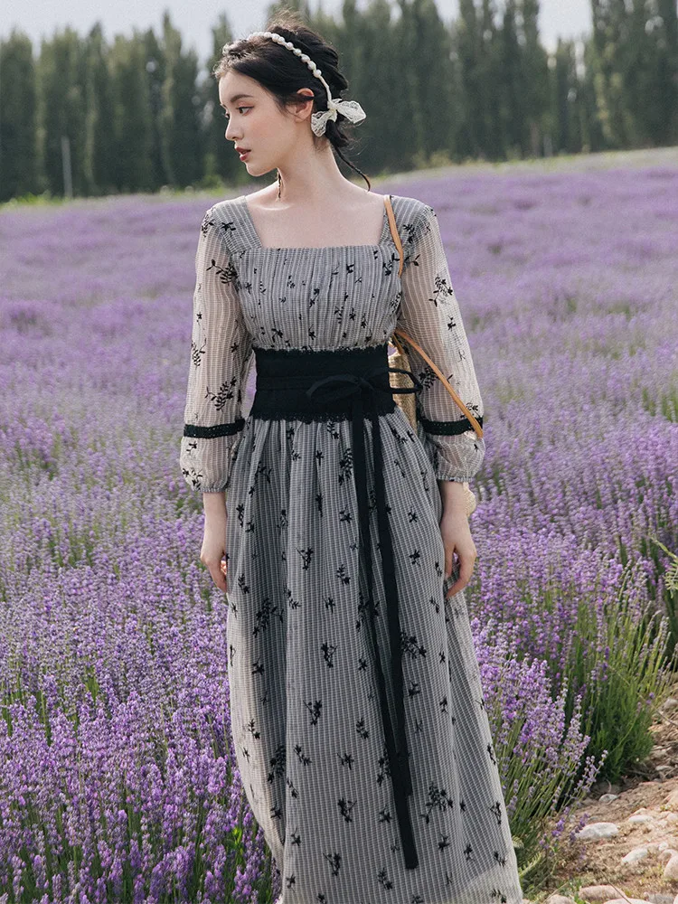 

Женское платье в полоску, с квадратным вырезом