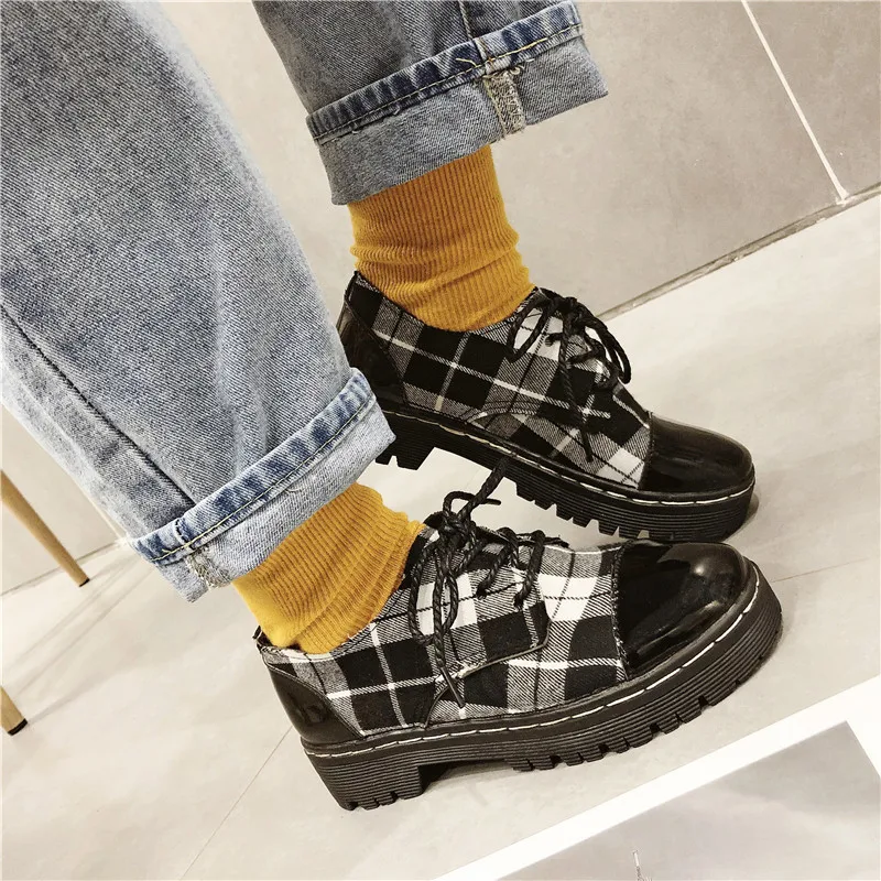 Модные женские черные кожаные мокасины в клетку лоферы на плоской подошве