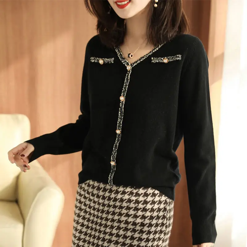 

Goddess fan xiaoxiangfeng's knitted bottomcoat women's wear temperament shows thin pearl button stitching V-Neck long sleeve swe