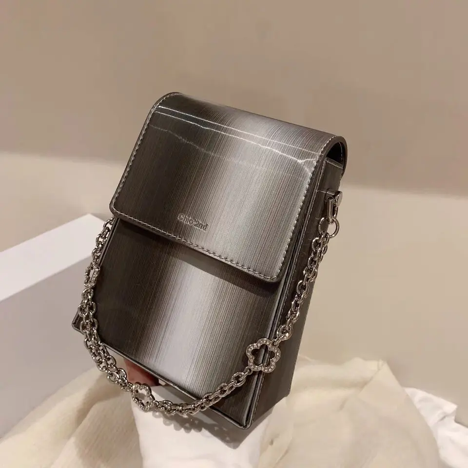 

Женская сумка из поликарбоната с цепочками с клапаном, модные однотонные сумки на плечо с застежкой, сумочки и сумки через плечо, миниатюрна...