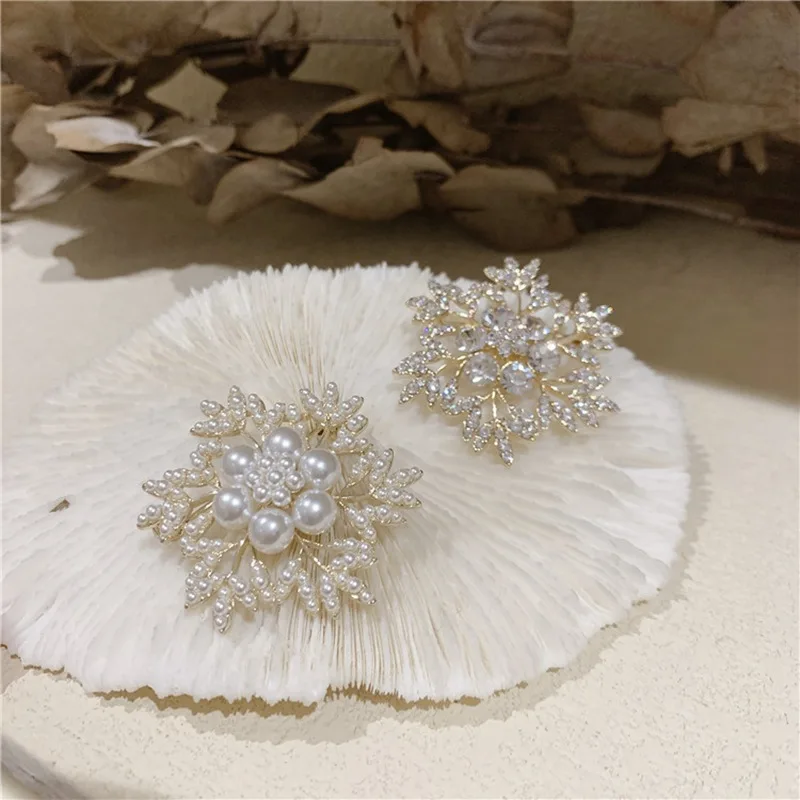 

Trendy Female Crystal Snowflake Brooch Dainty Gold Color Jewelry Brooches For Women Cute White Pearl Pin Dress Coat Accessory