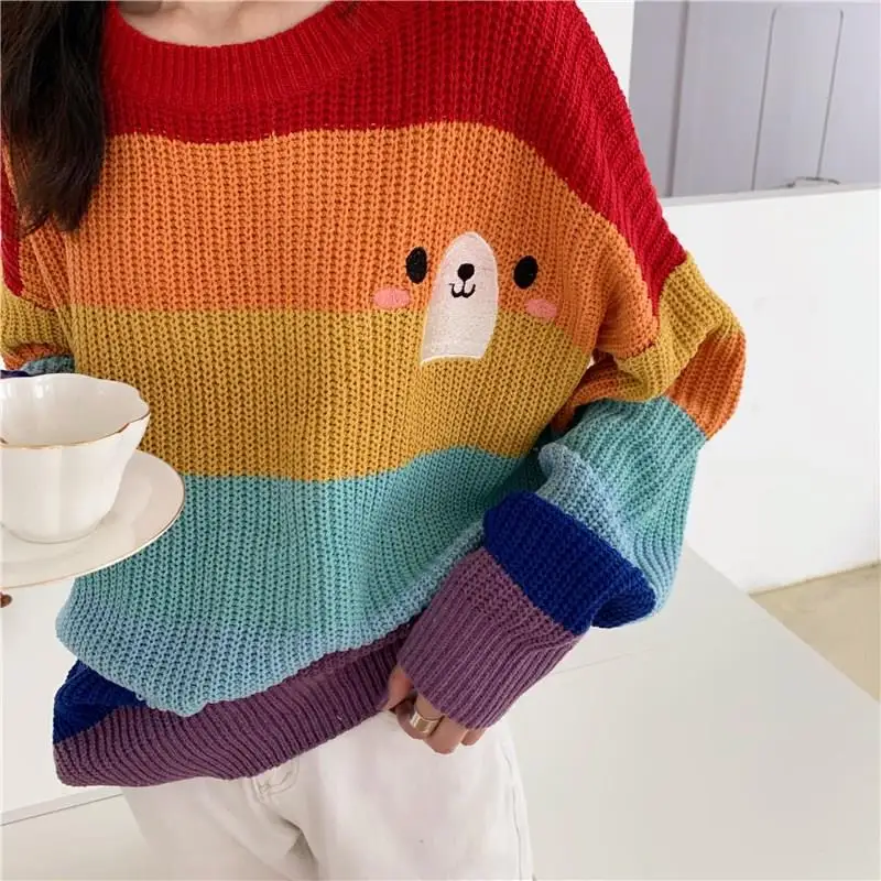 Женский свитер с вышивкой милого медведя зимний в радужную полоску длинным