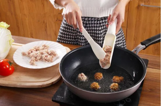 Маленькая машина для приготовления фрикаделек инструмент и жареных рыбок