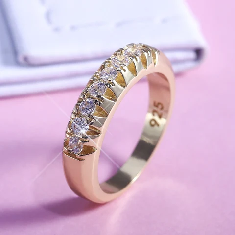 Кольцо женское, золотистого цвета, с фианитами, на средний палец