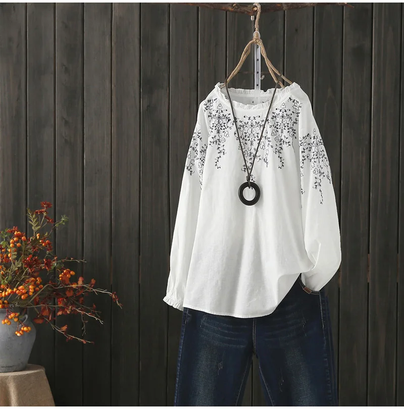 Женская свободная льняная блузка с вышивкой воротником оборками и длинным