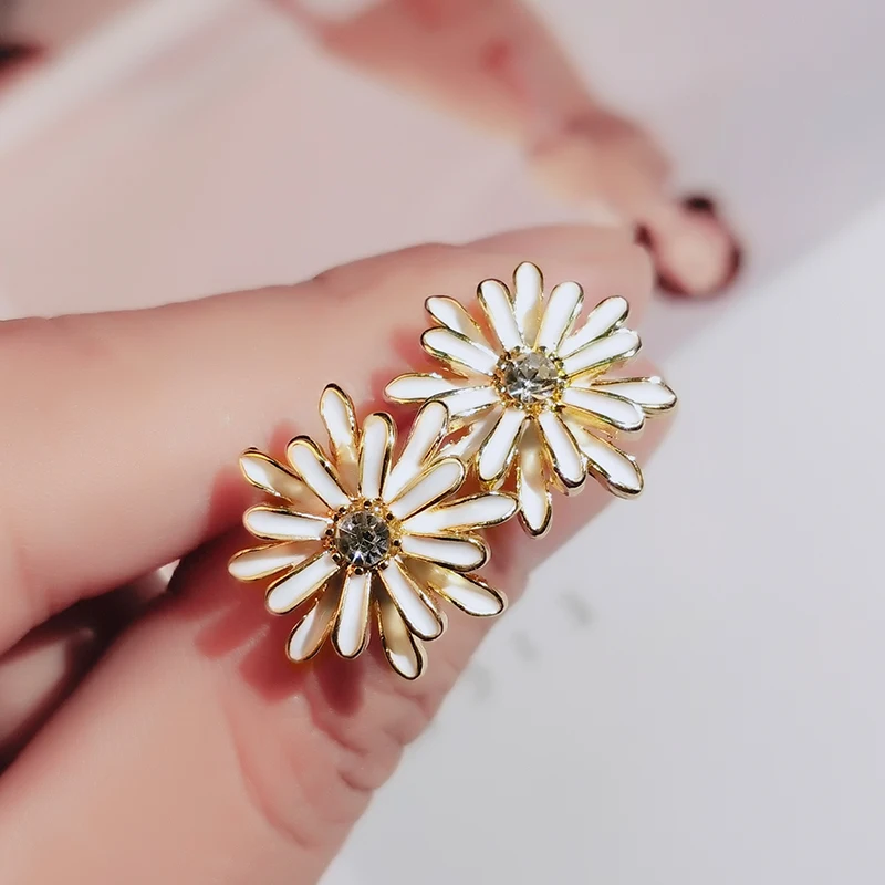 

Cute Small Enamel Daisy Stud Earring Paved White Cz Jewelry for Women Wedding Gift 2022 New Summer Cool Style Heart Fashion