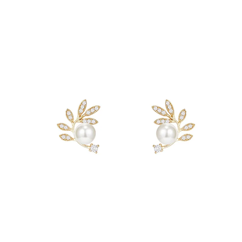 

In 2020, the new fashion 925 silver needle design sense of elegance earrings leaf micro pearl stud female