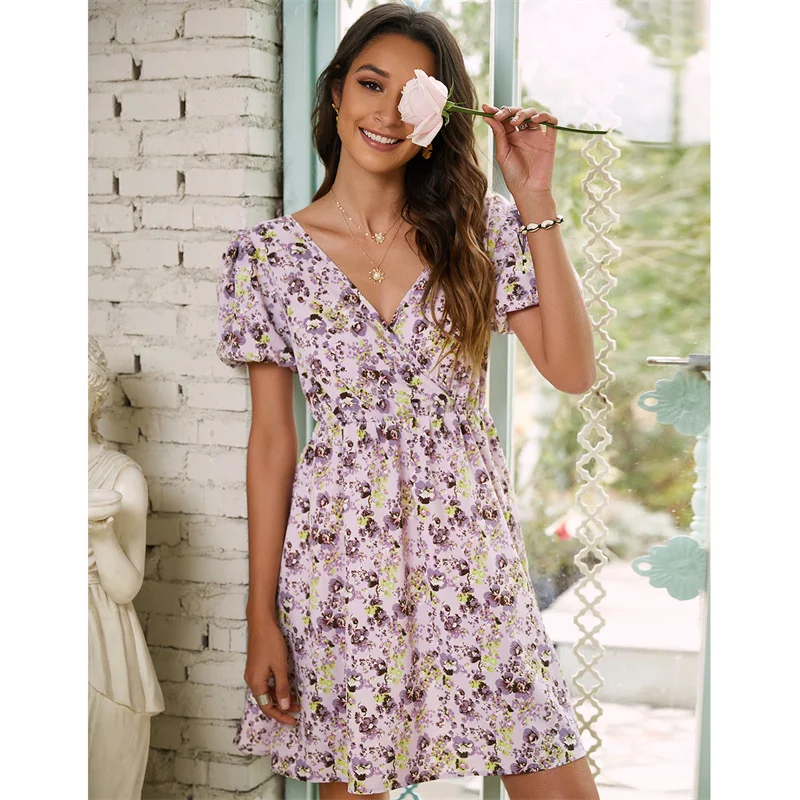

Женское платье-трапеция с цветочным принтом, V-образным вырезом и поясом