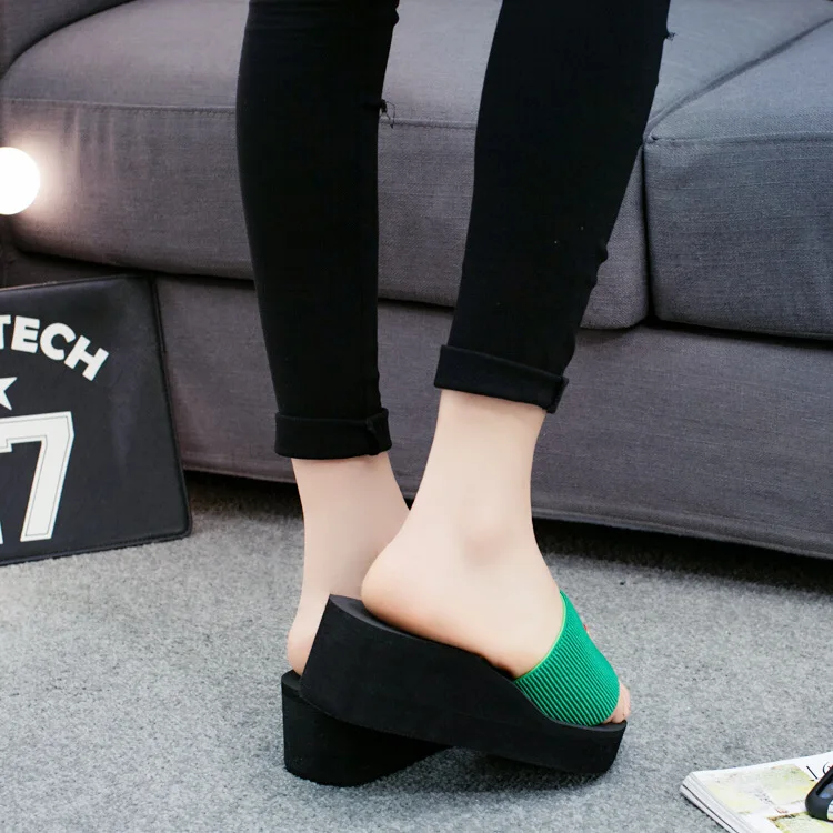 Женские летние пляжные шлепанцы на плоской подошве танкетке для отдыха