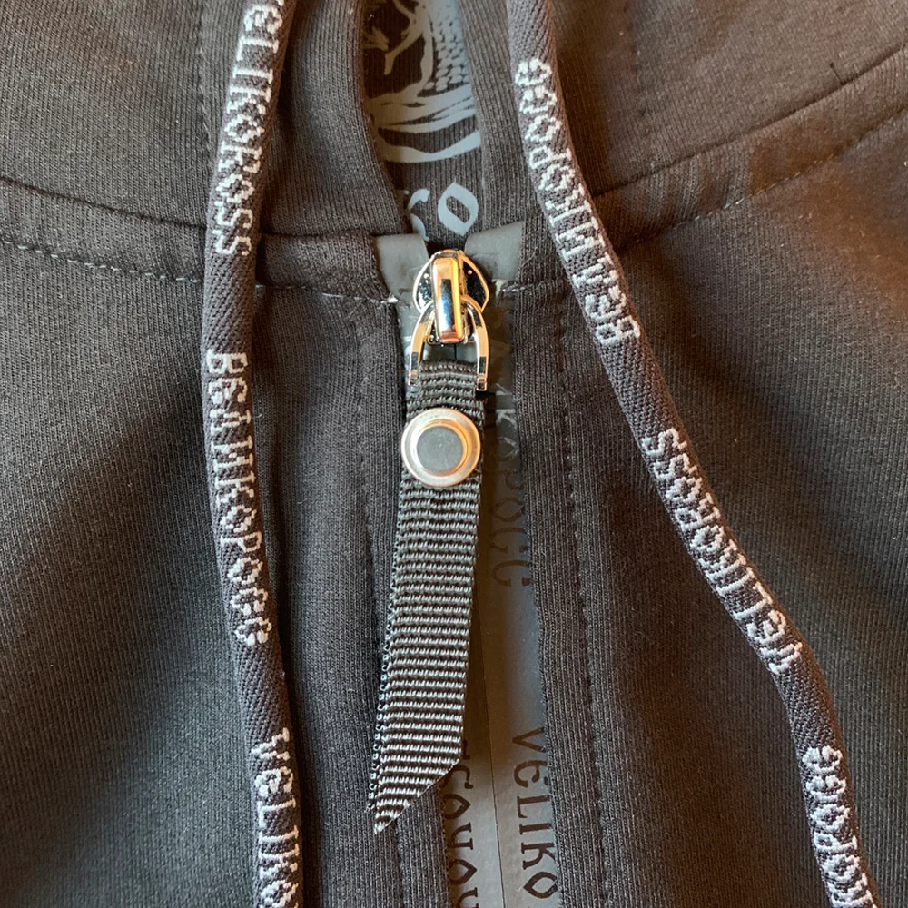 Спортивный костюм Великоросс черного цвета жаккардовые лампасы и брендовые