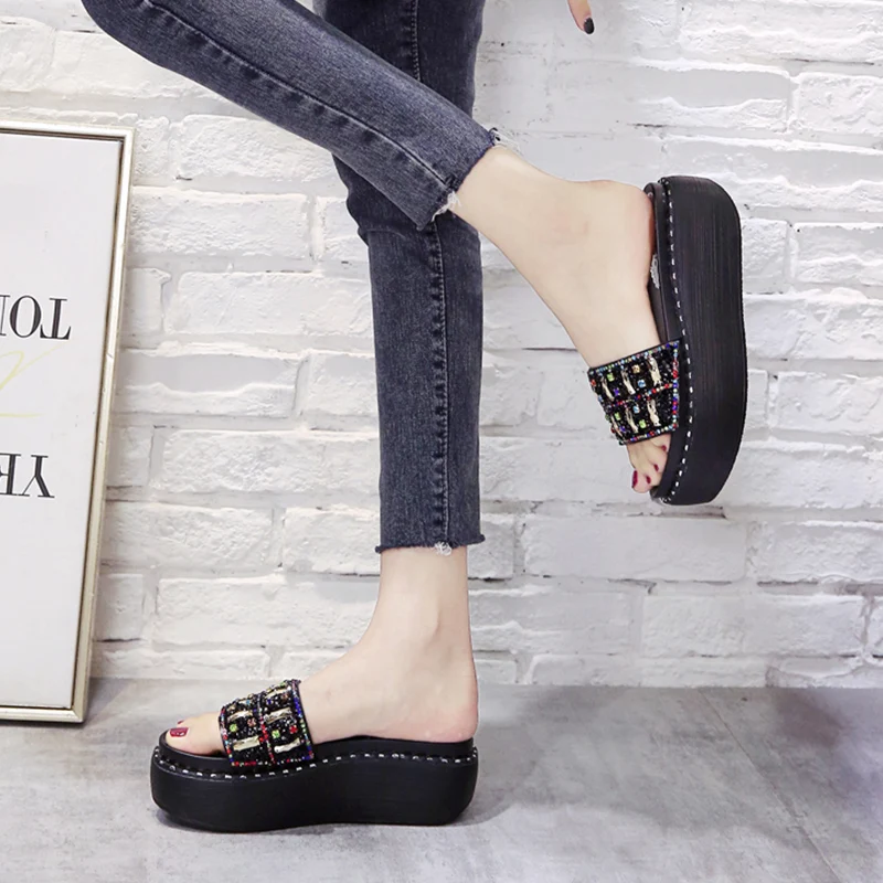 

Glitter Slides Med Shoes Woman 2021 Slippers Summer Pantofle Platform Fashion Jelly New Luxury Flat Rubber PU Crystal Shoes Woma