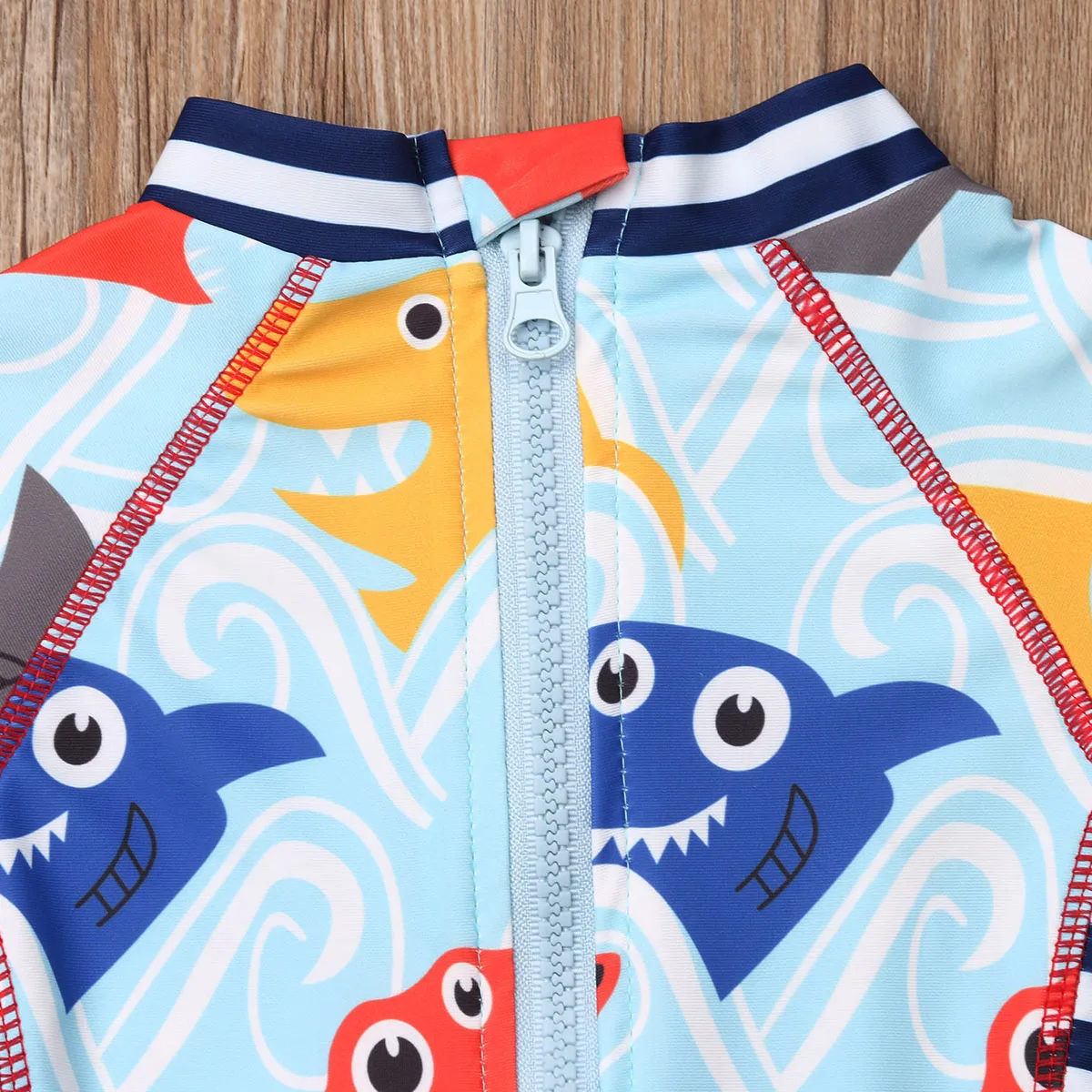 Одежда для маленьких мальчиков и девочек с милыми мультяшными рыбками в полоску