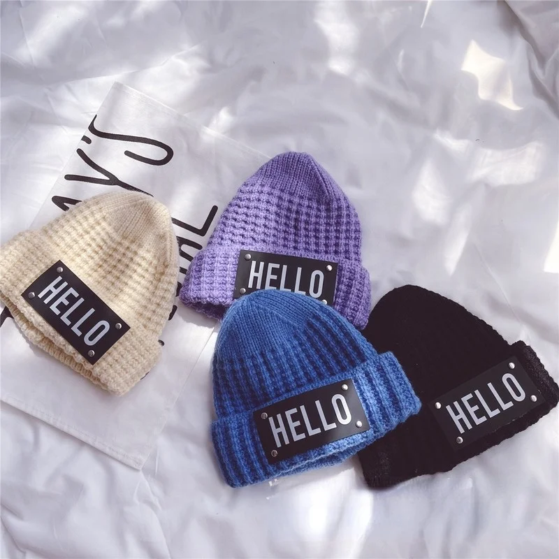 

Детская вязаная шапка осень/зима детские однотонные шерстяные шапки с большой кожаной этикеткой с заклепками буквами Hello