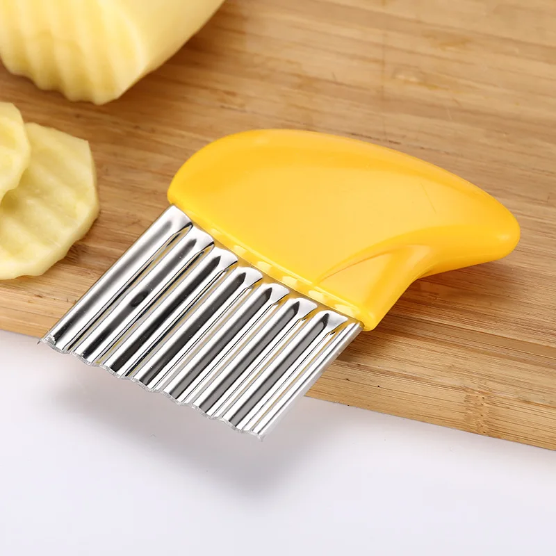 Волнистый лук картофельные ломтики мятая картошка картофель фри салат