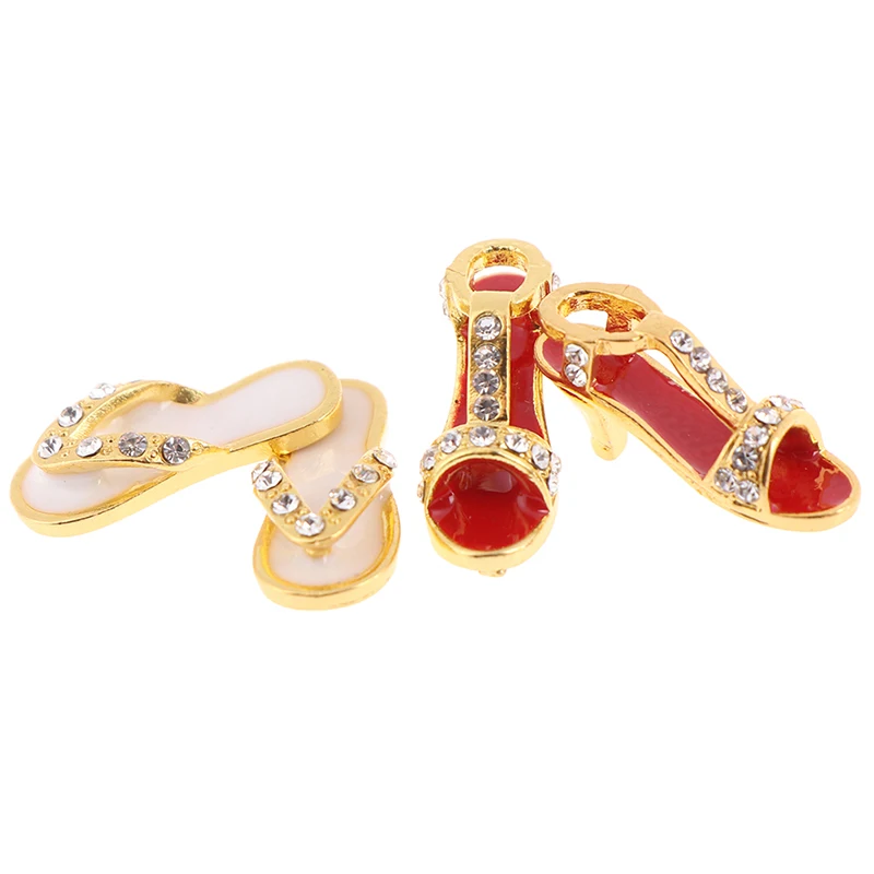 

1 Pair 1/12 DollHouse Accessories Metal Slippers Shoes Pretend Play for Kids Girl Gift 1:12 Dollhouse Miniature Classic Toys