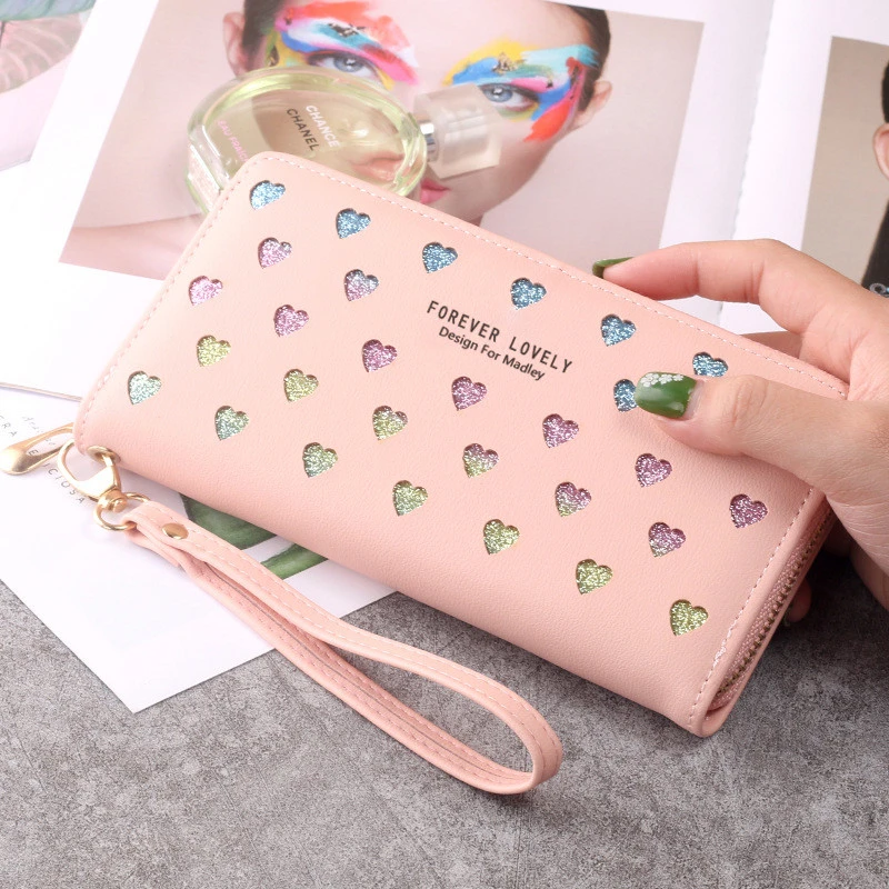 

Женский вместительный клатч-кошелек с длинной молнией и вырезами