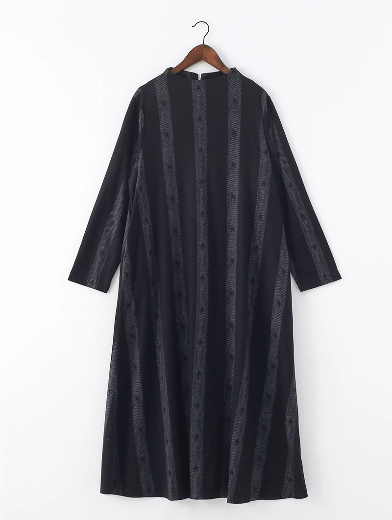Платье-халат с полосками прямые длинным рукавом и пряжкой-стойкой свободное в