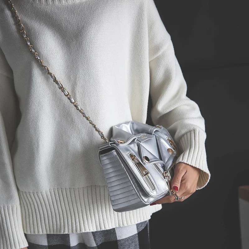 Женская кожаная сумка-мессенджер с цепочкой и заклепками в стиле панк | Багаж