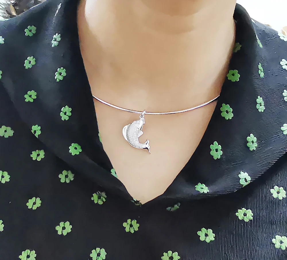 Женское колье чокер из серебра 925 пробы с подвеской в виде золотой рыбки|Ожерелья|